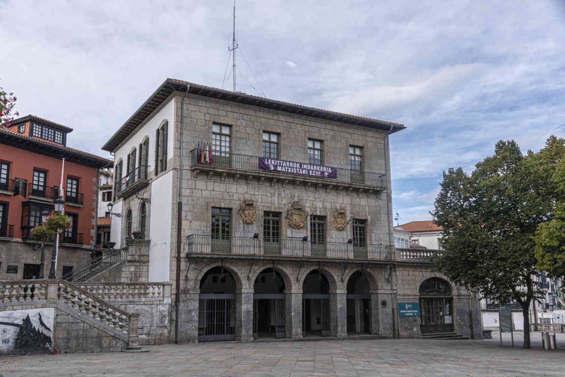 Vizcaya - Lequeitio 05 - Ayuntamiento.jpg